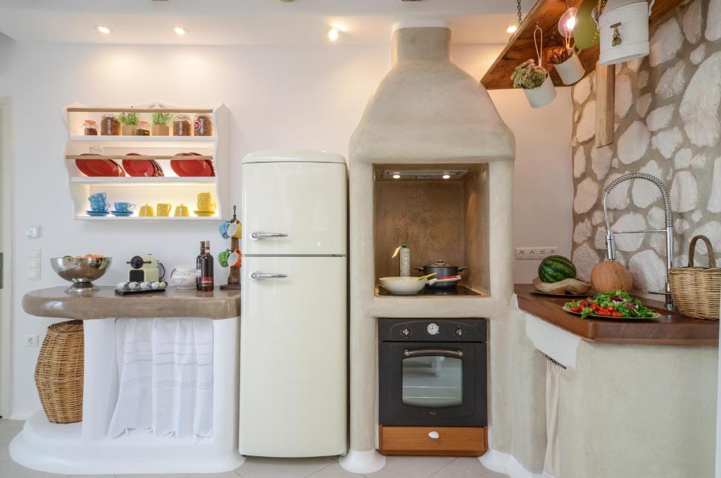 A cozinha ou kitchenette de Naxos Euphoria Suites