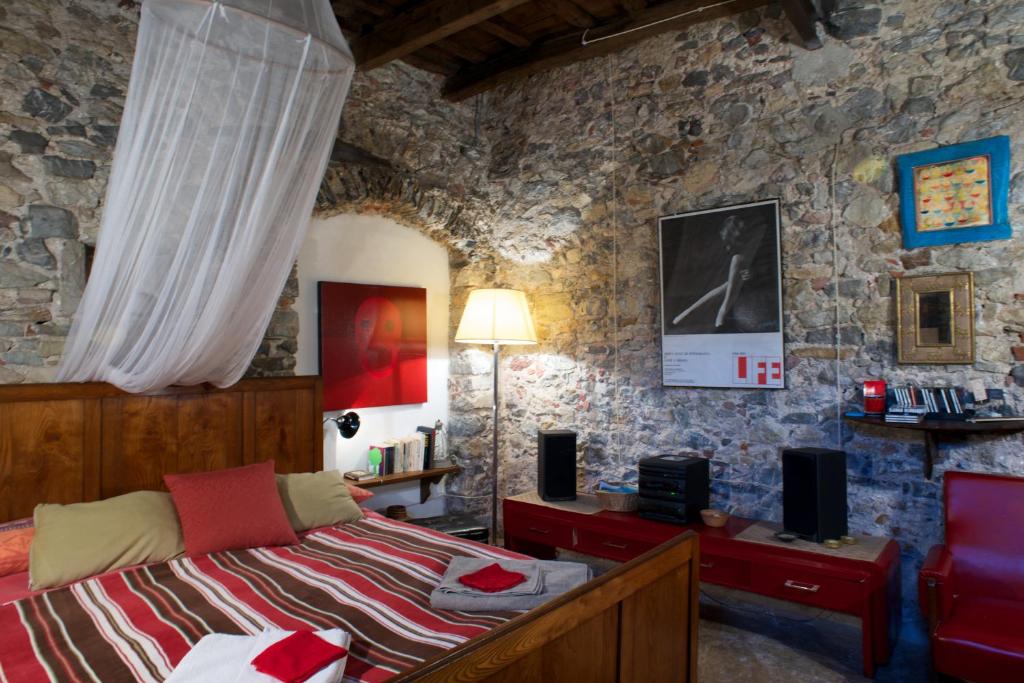 a bedroom with a bed and a stone wall at I Glicini in Lerici