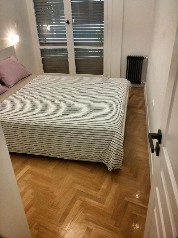 Łóżko lub łóżka w pokoju w obiekcie Central new Kolonaki apartment