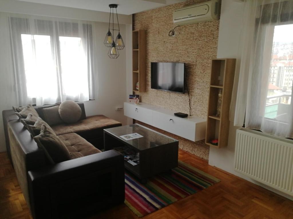 Una televisión o centro de entretenimiento en Apartment Aleksija
