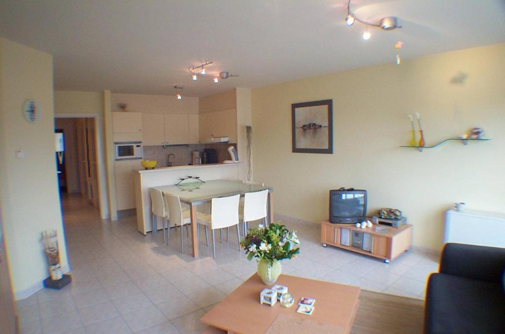 sala de estar con mesa y cocina en Residence Calidris ref 48, en Koksijde