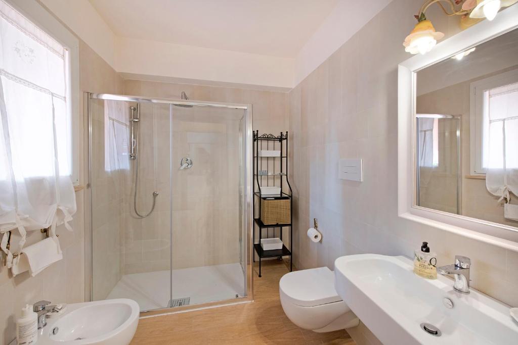 フィレンツェにあるAngolo Di Boboliのバスルーム(シャワー、トイレ、シンク付)