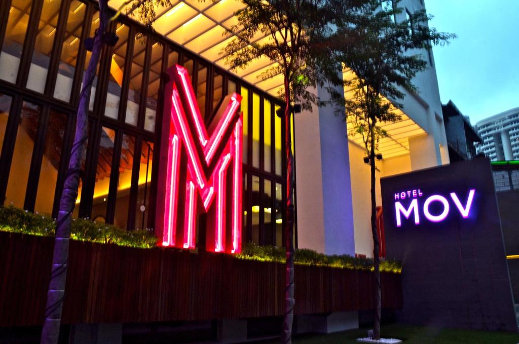 um grande sinal msg em frente a um edifício em MOV Hotel Kuala Lumpur em Kuala Lumpur