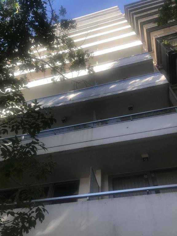 una vista exterior de un edificio blanco con ventanas en Apartamento Av kennedy y Cerviño a metros embajada EEUU en Buenos Aires