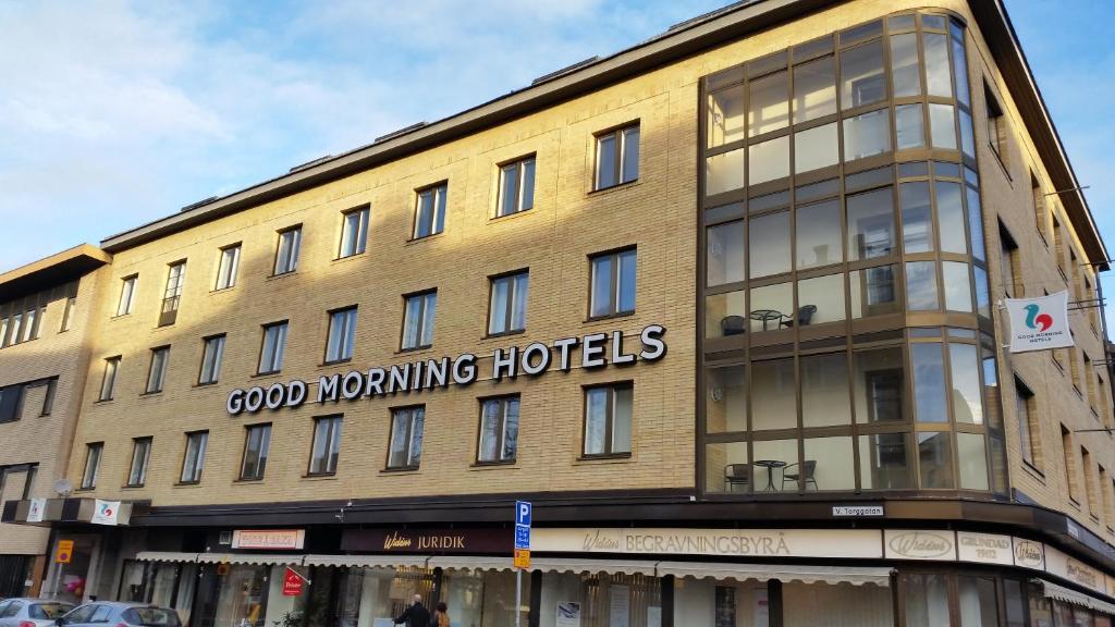 Good Morning Karlstad City في كارلشتاد: مبنى كبير مع علامة الفنادق الصباحية جيدة عليه