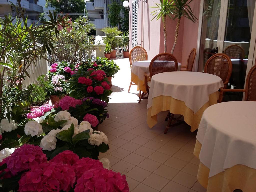 A restaurant or other place to eat at Hotel Trevi Riccione, in centro sul mare con cucina