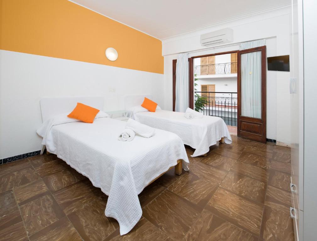 Postel nebo postele na pokoji v ubytování Hostal Alicante
