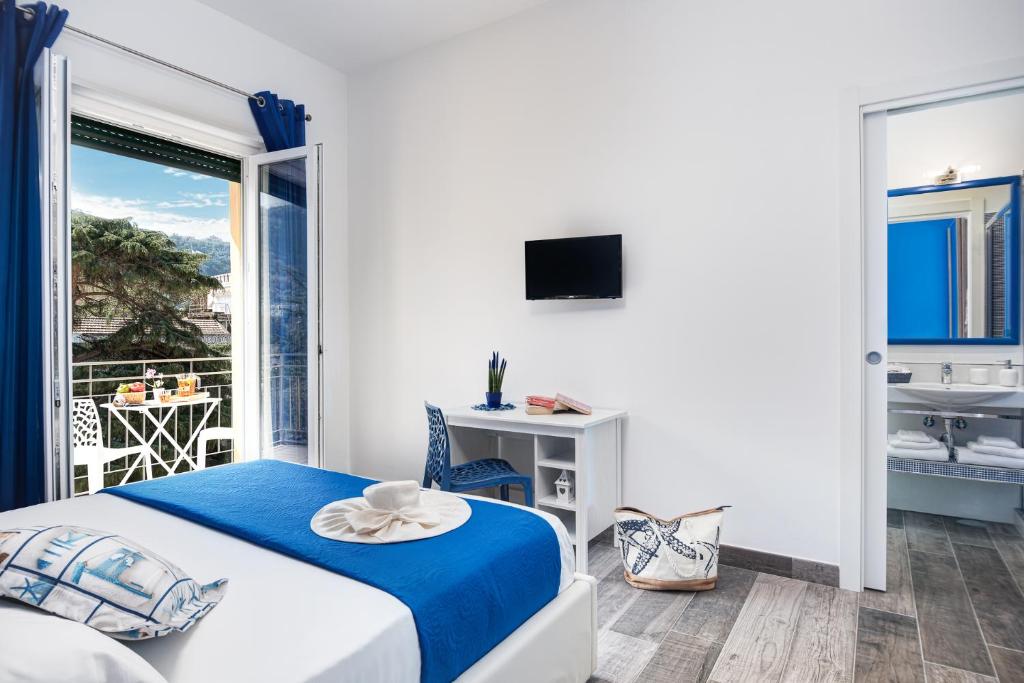 TV a/nebo společenská místnost v ubytování I colori di Sorrento
