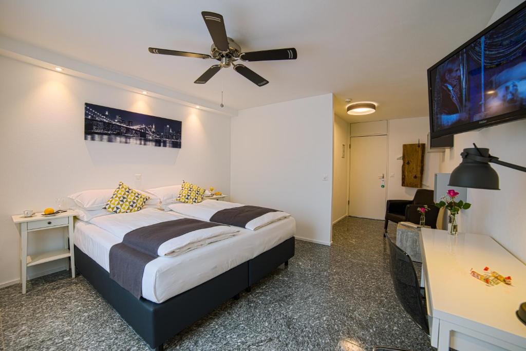 Postel nebo postele na pokoji v ubytování Hotel Sursee