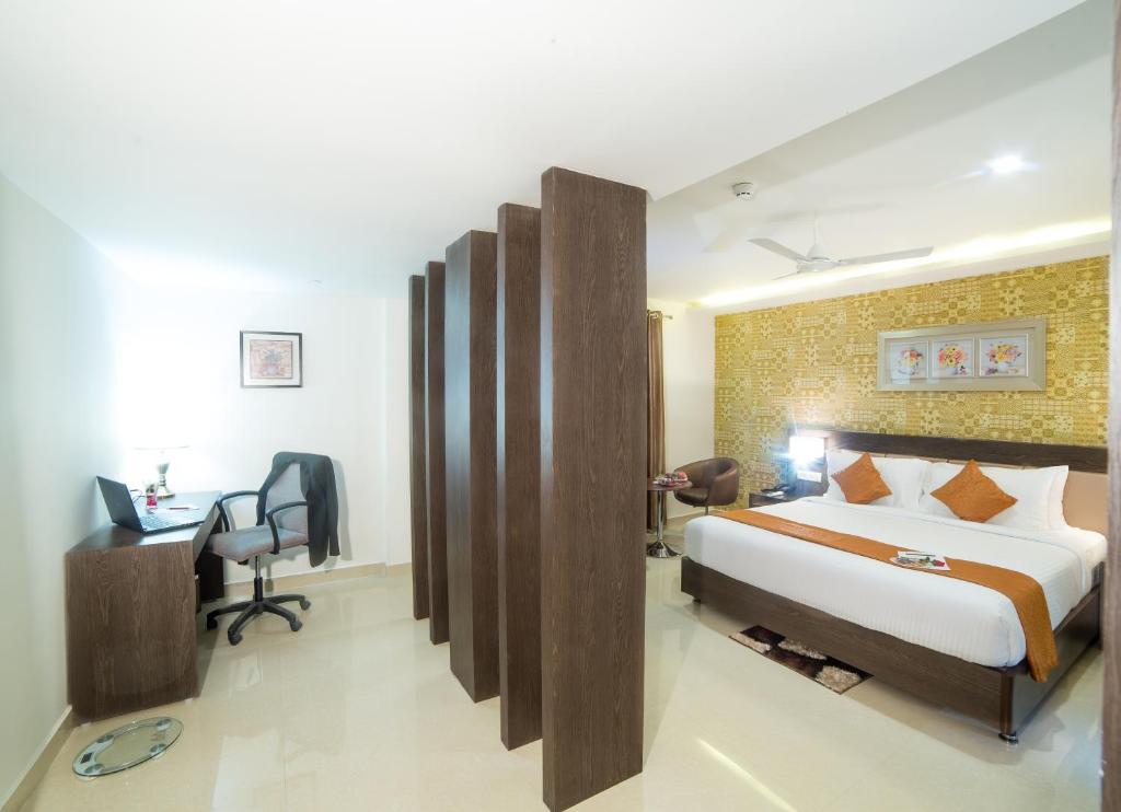 Postel nebo postele na pokoji v ubytování Hotel Indraprasttha