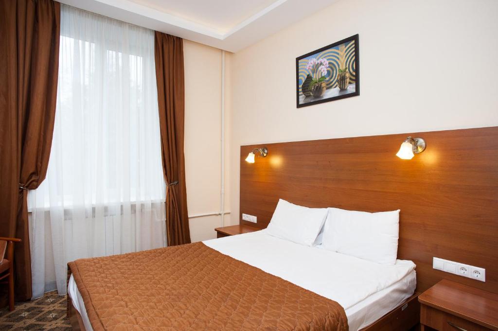 Habitación de hotel con cama y ventana en Tourist Hotel en Moscú