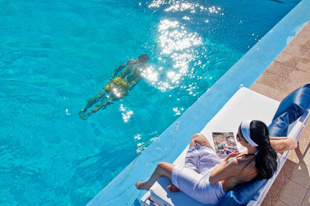Bazén v ubytování Mrs Chryssana Beach Hotel nebo v jeho okolí