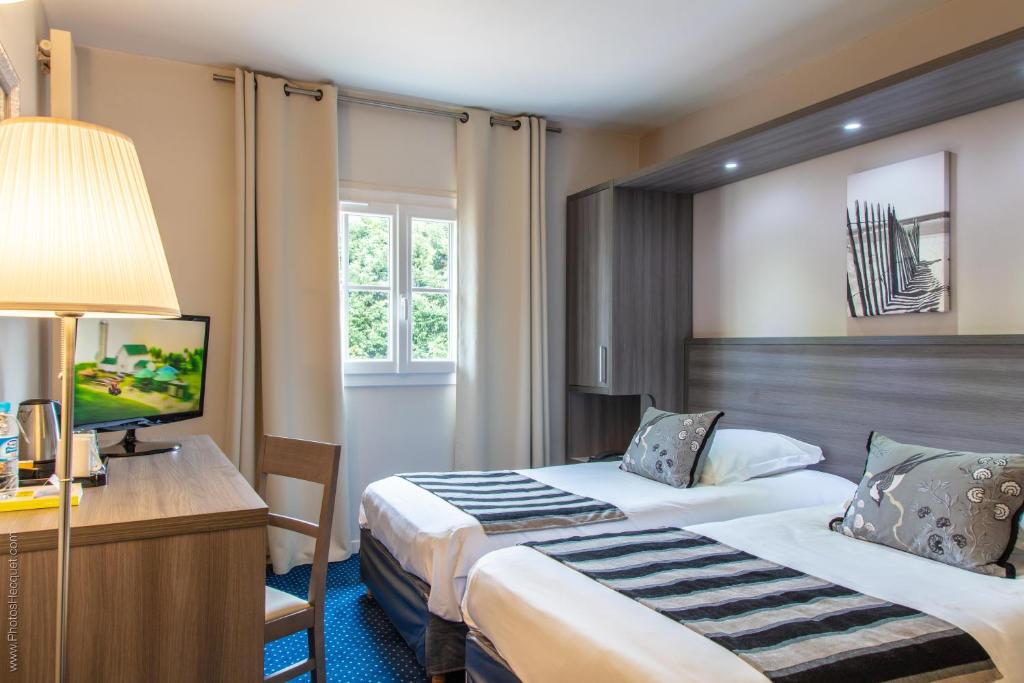 Postel nebo postele na pokoji v ubytování LOGIS Hôtel & Restaurant - LENSOTEL