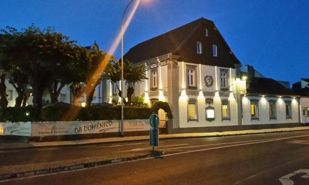 un edificio al lado de una calle por la noche en Da Domenico Am Hagelkreuz, en Hilden