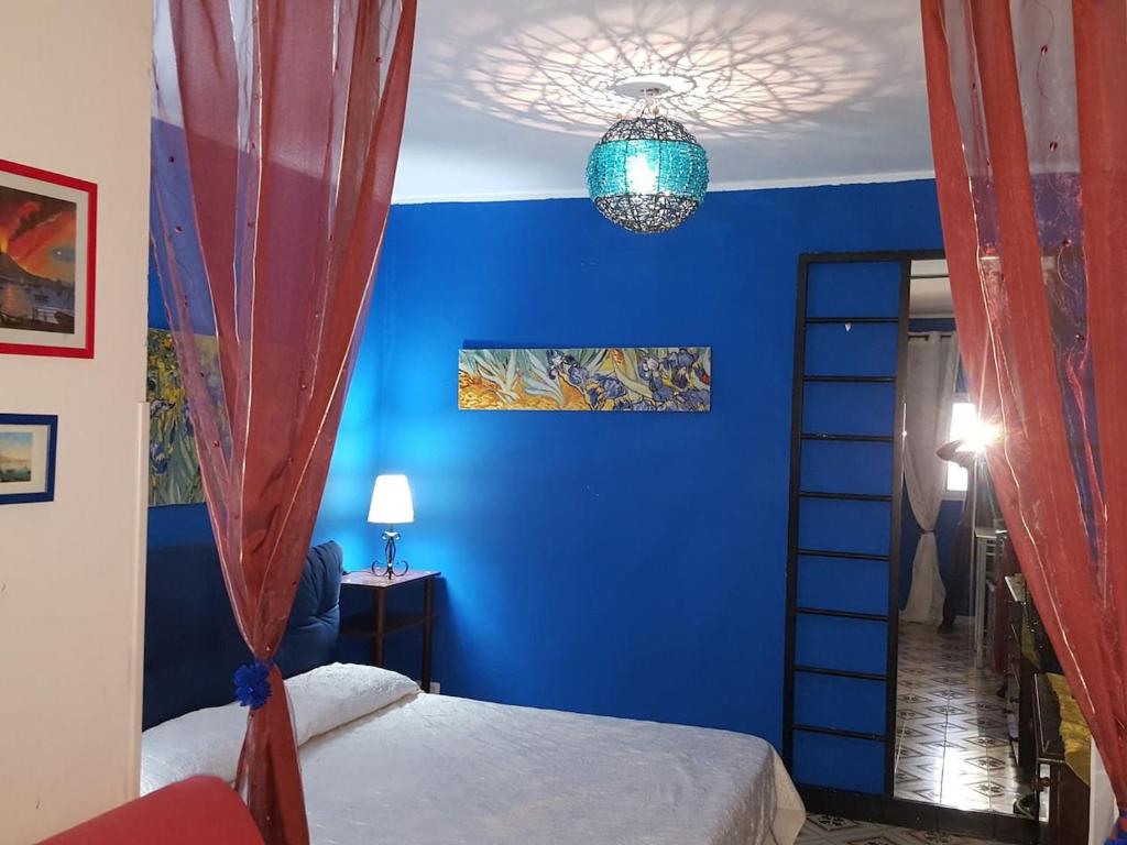 パレルモにあるCasa Cattedraleの青いベッドルーム(ベッド1台、シャンデリア付)