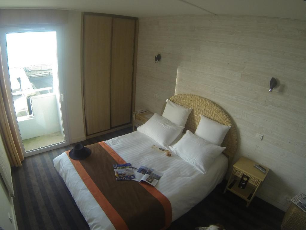 Un pat sau paturi într-o cameră la Logis Hôtel Restaurant L'Empreinte