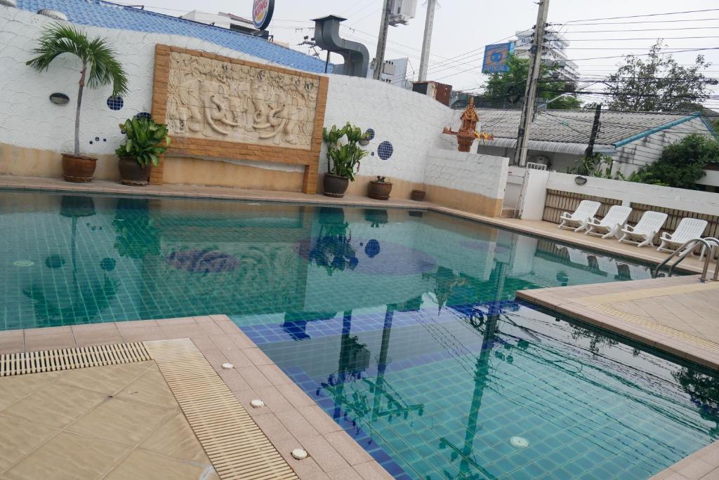 Bazén v ubytování Baan JPN Hotel nebo v jeho okolí