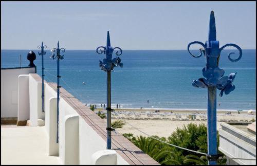 una fila de luces de la calle junto a una playa en Cèsar, en Vilanova i la Geltrú