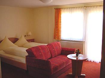 Postel nebo postele na pokoji v ubytování Hotel Gasthof Straub