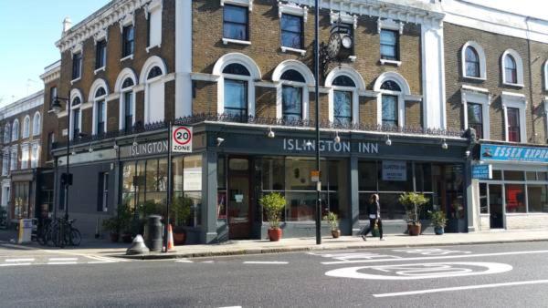 un edificio en la esquina de una calle de la ciudad en Islington Inn, en Londres