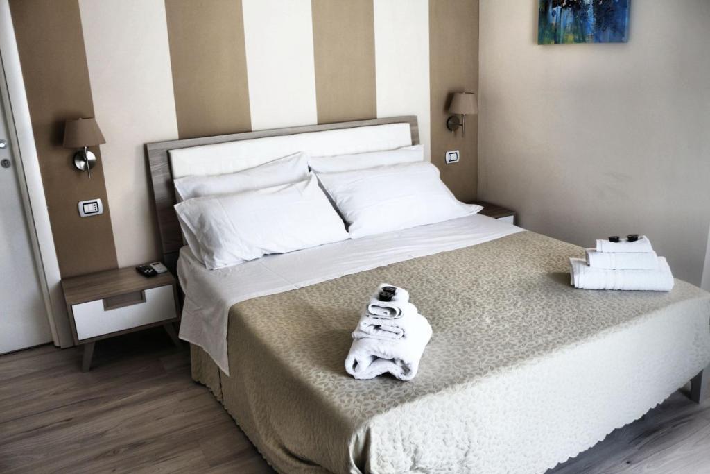 - une chambre avec un lit avec un animal rembourré dans l'établissement Donna Melina, à Mileto