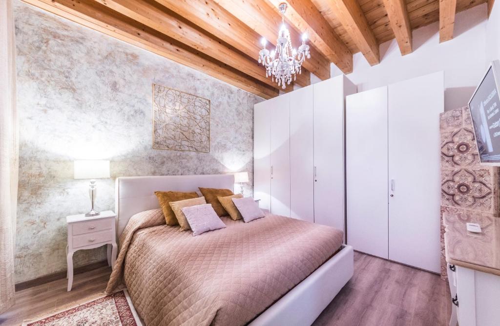 a bedroom with a bed and a wooden ceiling at CA' TEATRO VECCHIO in Venice