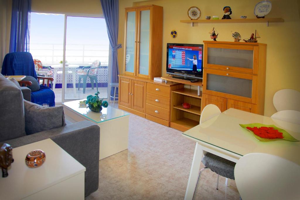 Televízia a/alebo spoločenská miestnosť v ubytovaní Apartamento Tamarindos II