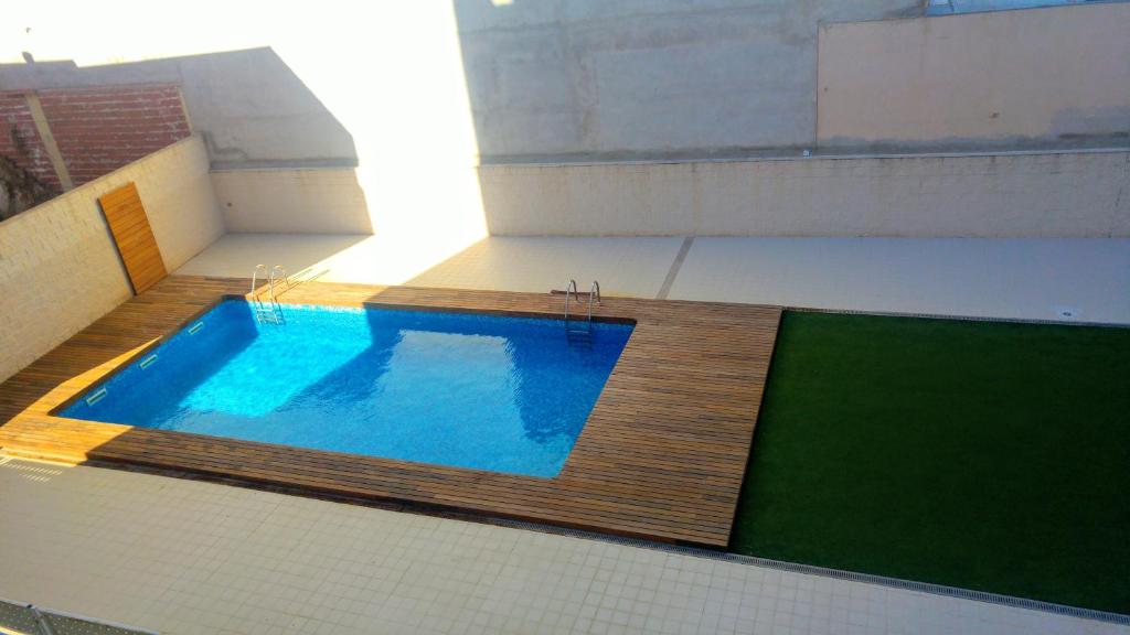 a swimming pool on top of a building at Dúplex Apartamento in Benicarló