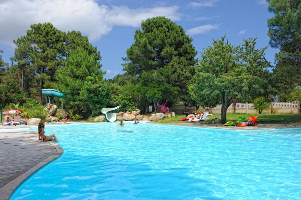 Bazén v ubytování Camping Mulinacciu nebo v jeho okolí