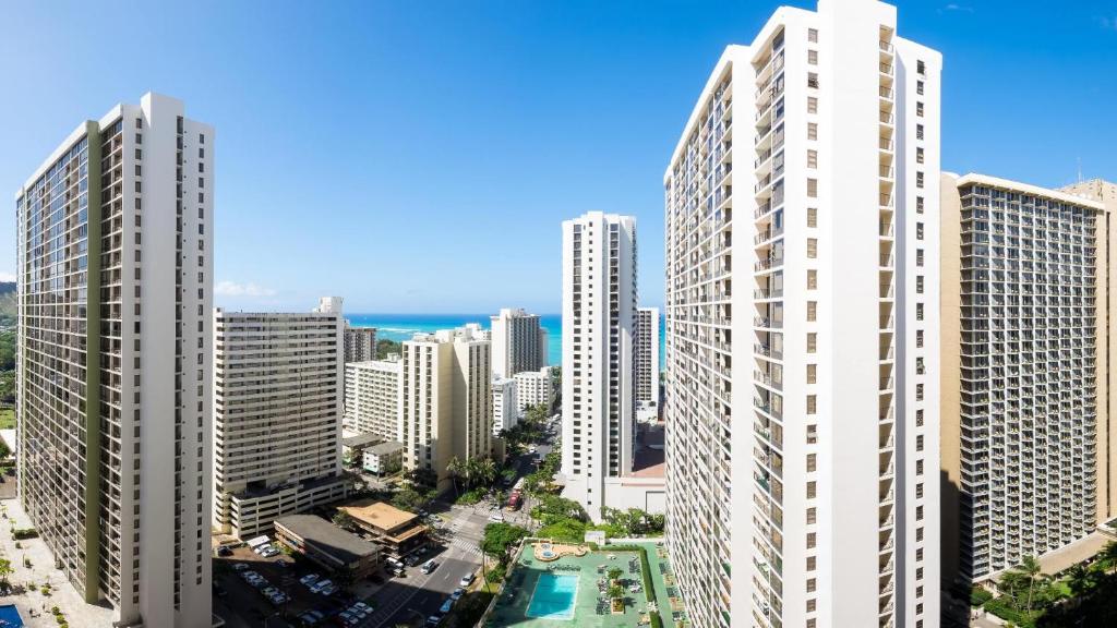 une vue aérienne sur une ville avec de grands bâtiments dans l'établissement Hawaiian Sun Holidays, à Honolulu