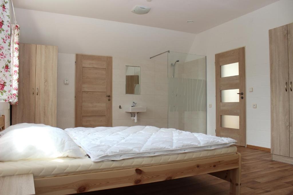 Łóżko lub łóżka w pokoju w obiekcie Apartmány Loučná nad Desnou