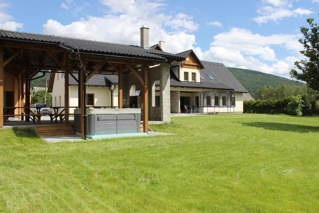 dom z dużym podwórkiem przed nim w obiekcie Apartmány Loučná nad Desnou w mieście Loučná nad Desnou