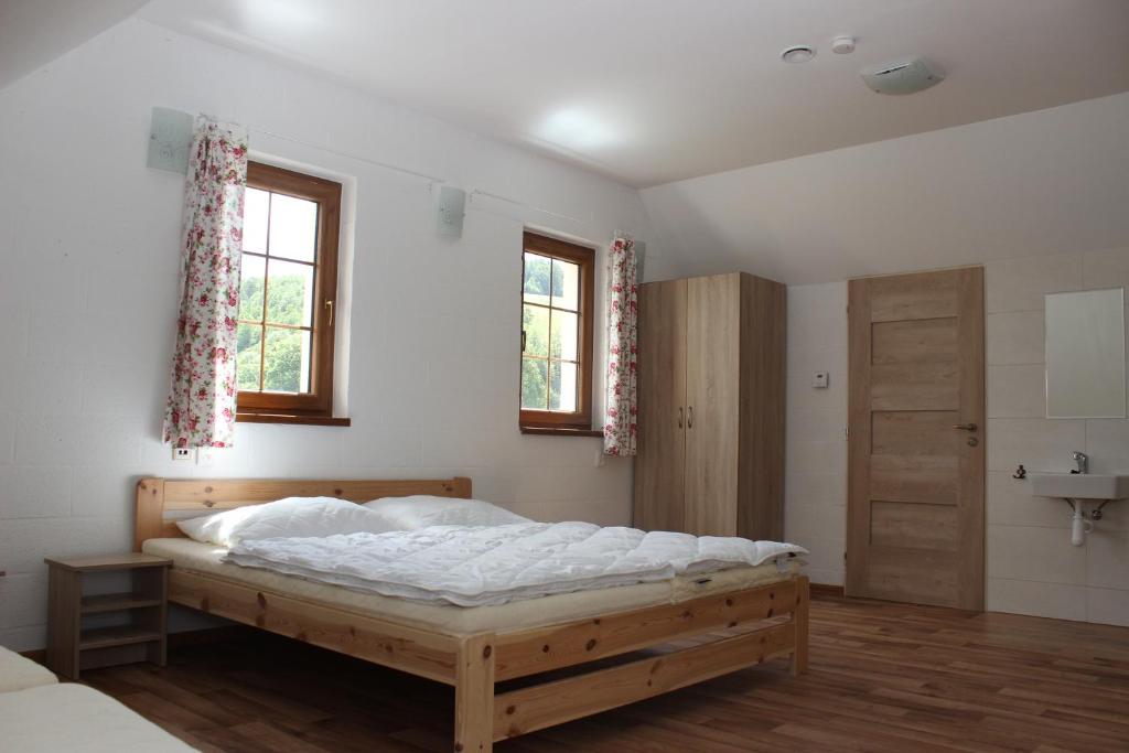 Łóżko lub łóżka w pokoju w obiekcie Apartmány Loučná nad Desnou