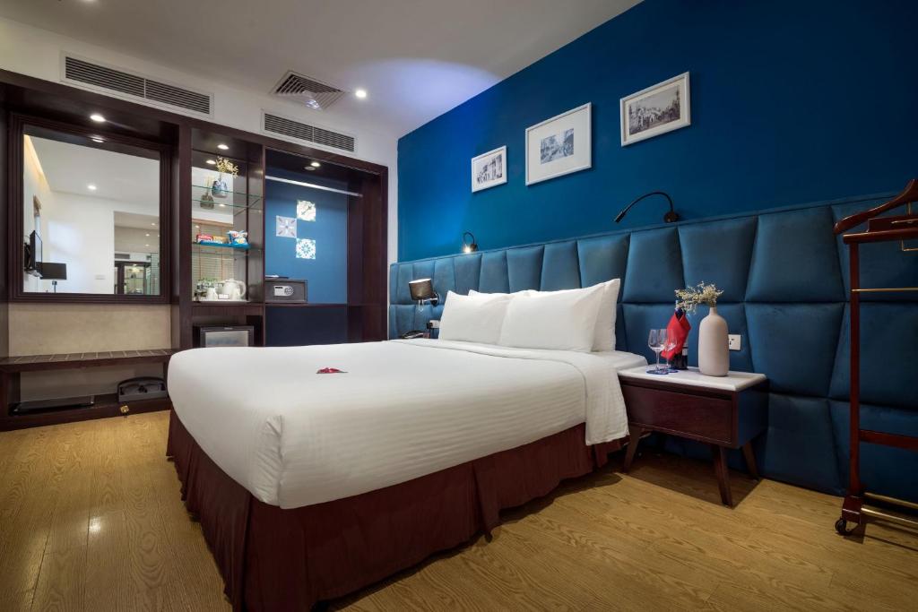 Postel nebo postele na pokoji v ubytování Hanoi Brilliant Hotel & Spa