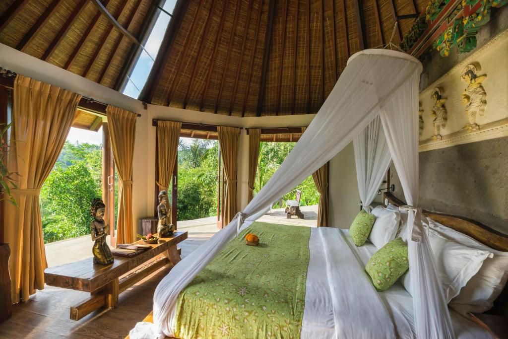 Postel nebo postele na pokoji v ubytování Adiwana Dara Ayu Villas