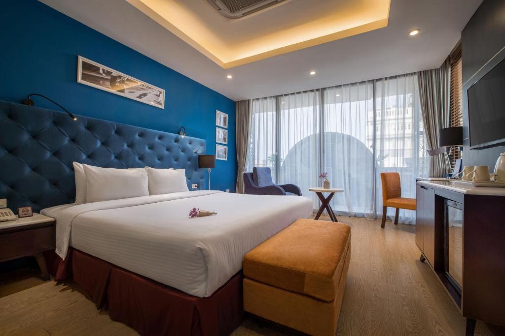 Postel nebo postele na pokoji v ubytování Hanoi Brilliant Hotel & Spa