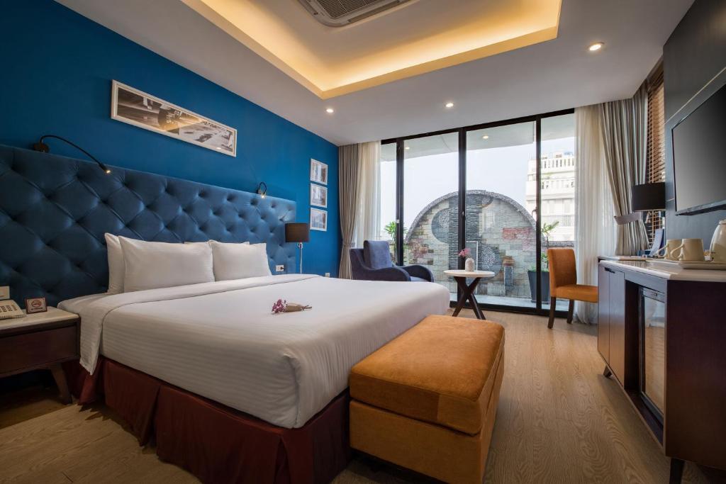 Postel nebo postele na pokoji v ubytování Hanoi Brilliant Hotel & Spa