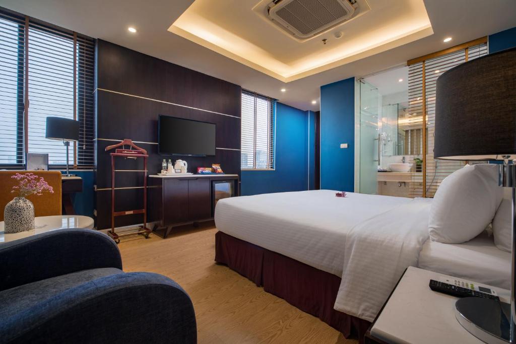 TV a/nebo společenská místnost v ubytování Hanoi Brilliant Hotel & Spa