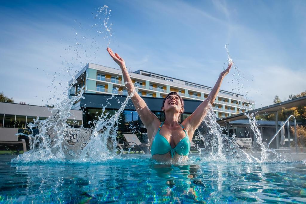 Bad Zell的住宿－勒百斯泉采爾酒店，游泳池里比基尼的女人