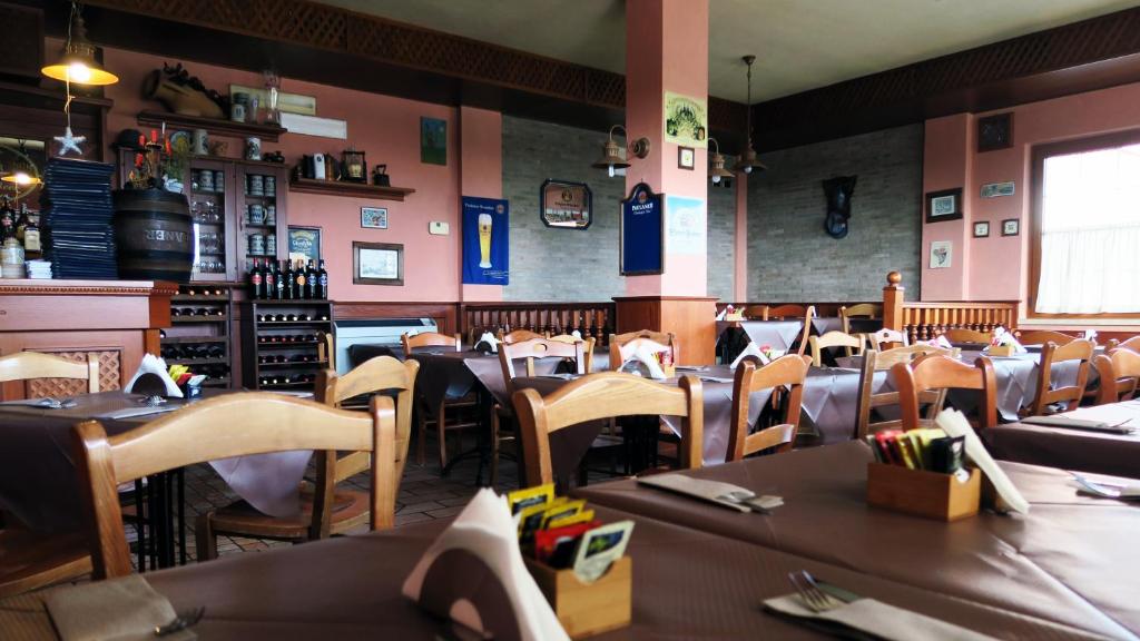 Restaurace v ubytování Parco dei Gerani - Il monolocale e la camera - Room and Studio
