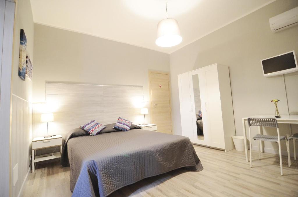 um quarto com uma cama e uma mesa com uma cadeira em La Villa di Montagnana em Montagnana