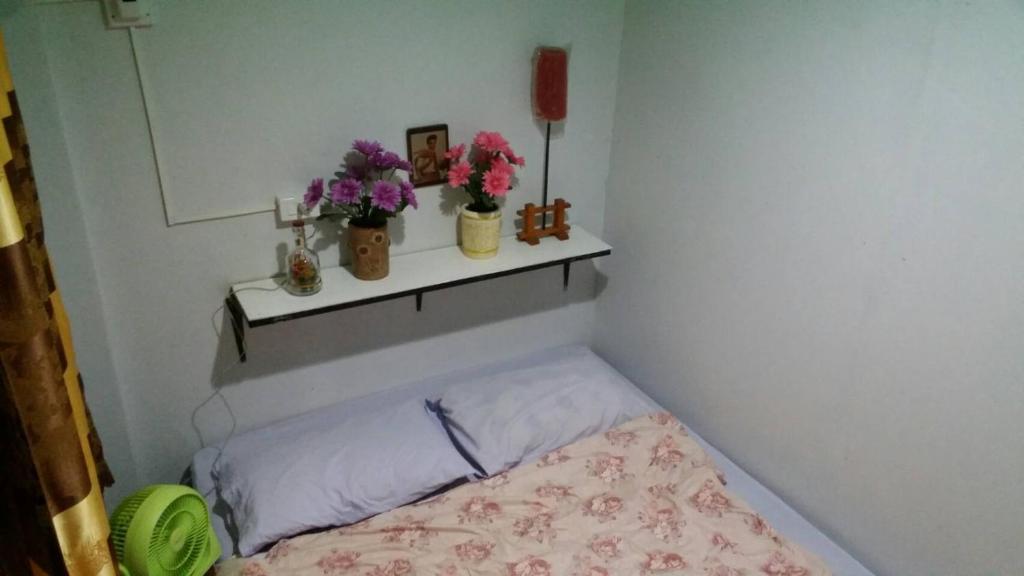 Postel nebo postele na pokoji v ubytování Adchara Mansion