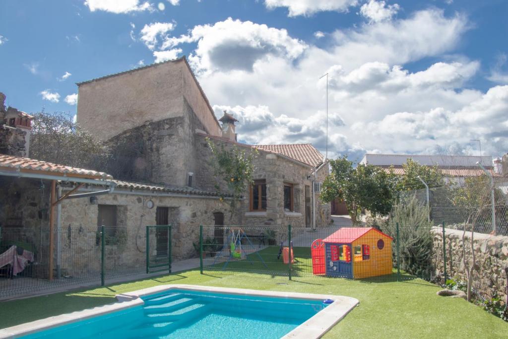 une cour avec une piscine et une aire de jeux dans l'établissement Casa Rural El Portalino, à Ruanes