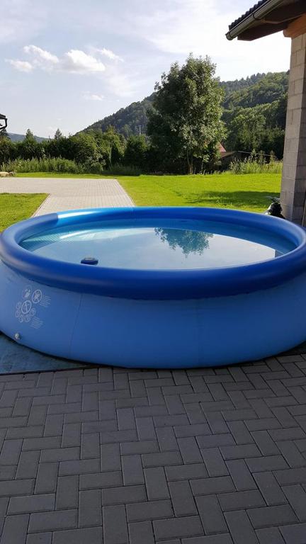 duża niebieska wanna na patio w obiekcie Apartmány Loučná nad Desnou w mieście Loučná nad Desnou