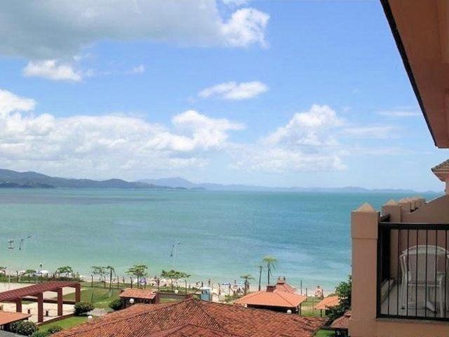 einen Balkon mit Meerblick in der Unterkunft Suítes e Studios no Hotel Jurerê Beach Village in Florianópolis