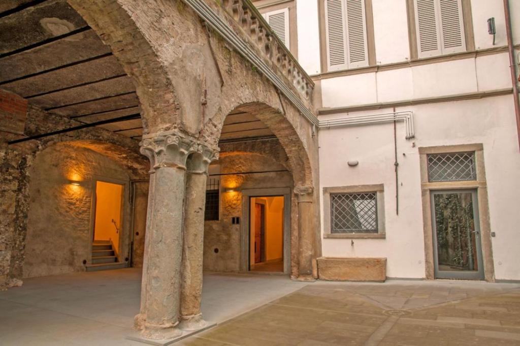 an old building with an archway in a courtyard at Art Gallery Suite in Bergamo