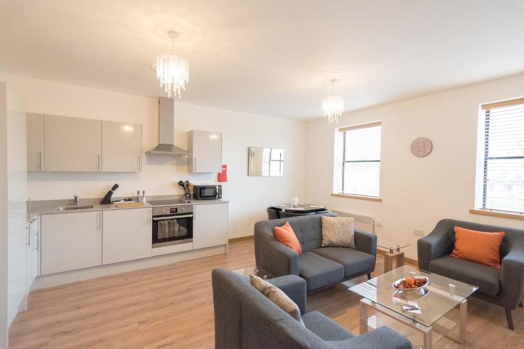 sala de estar con 2 sillas y mesa en Comfortable Modern Apartment in Swindon, FREE parking sleeps up to 5, en Swindon