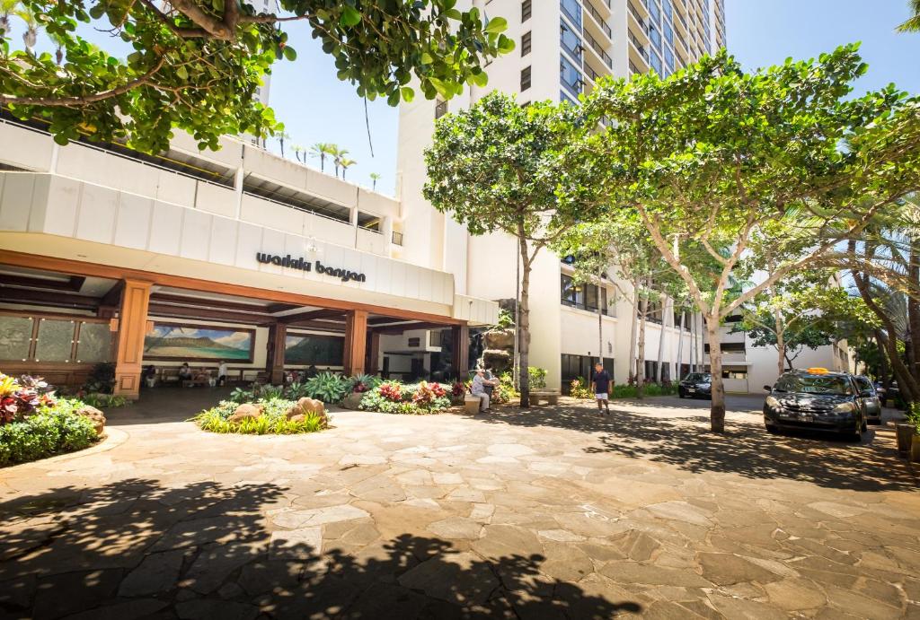 un parking en face d'un bâtiment dans l'établissement Sweetwater at Waikiki, VRI Americas, à Honolulu