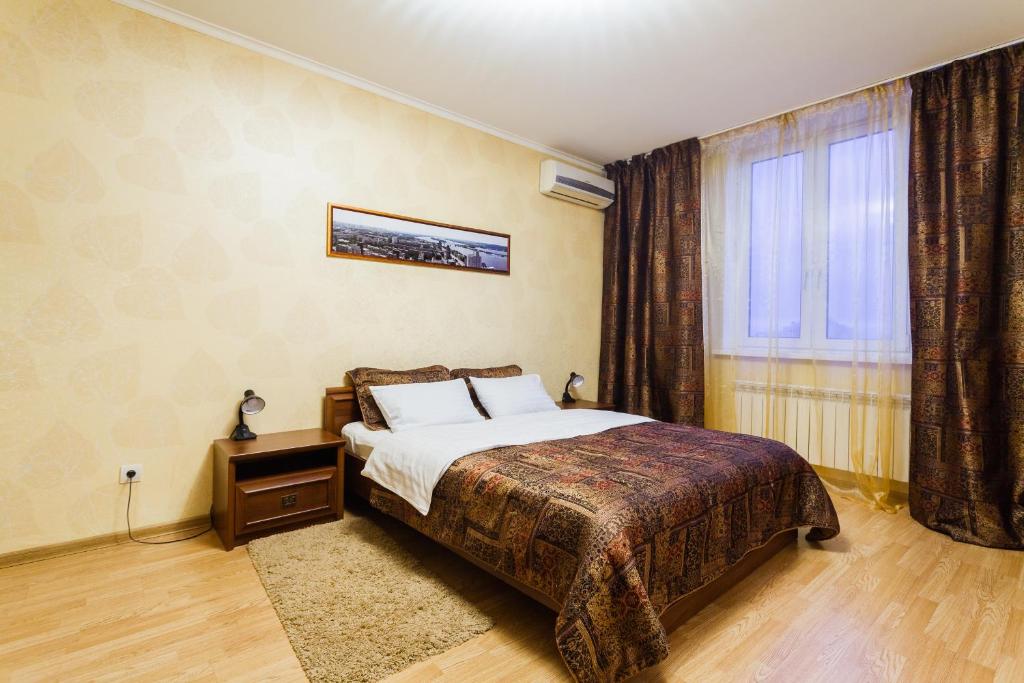 キーウにあるApartment in Complex Korona on Knyazhyi Zaton 21のベッドと窓が備わるホテルルーム