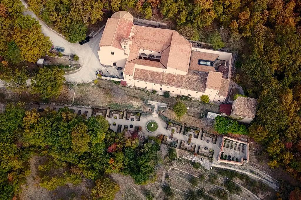 uma vista aérea de uma casa com um quintal em Convento di San Colombo em Santo Stefano di Sessanio